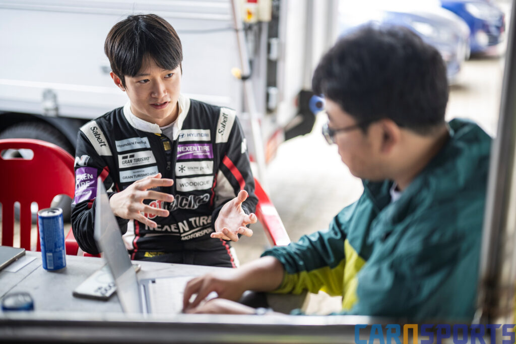 인터뷰 중인 DCTRACING 김영찬