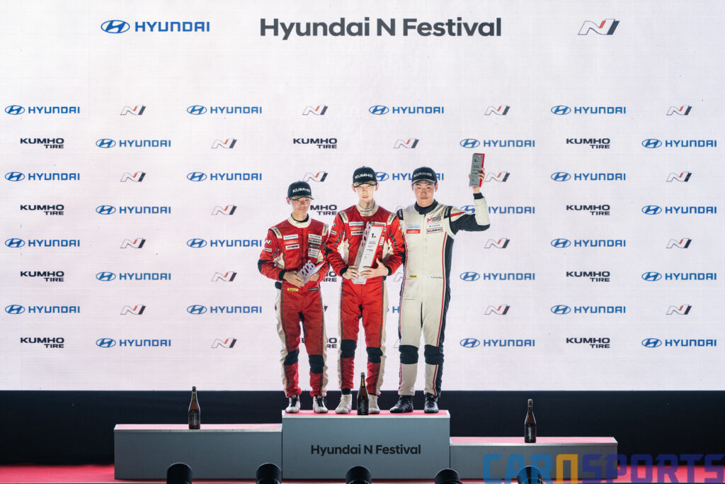 N1클래스 포디움 강록영(왼쪽), 권혁진(중앙), 강동우(오른쪽)